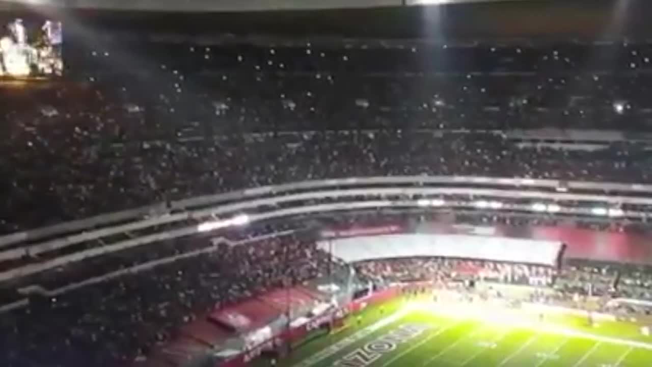 Abuchean a Grupo Firme en el medio tiempo de la NFL en México